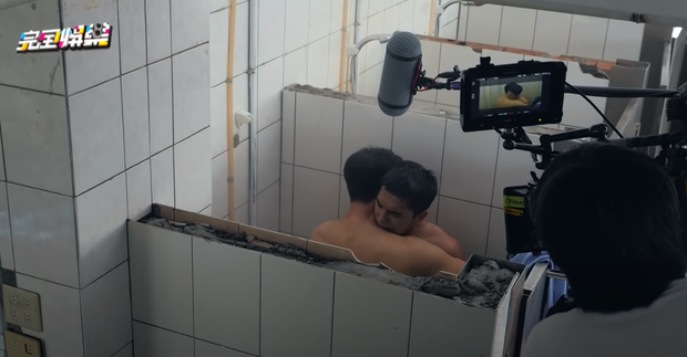 Cặp đam mỹ Your Name Engraved Herein khỏa thân 99% ở hậu trường, còn dùng đạo cụ trong cảnh nóng nhà tắm - Ảnh 4.