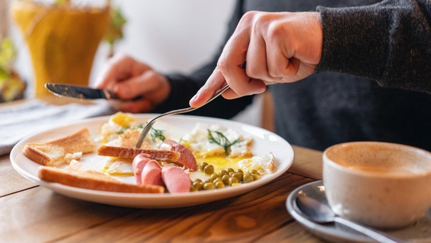 Ăn sáng theo 5 cách này chẳng khác nào tự hại bản thân, chưa kể còn sinh bệnh và làm phụ nữ béo phì, xuống sắc - Ảnh 2.