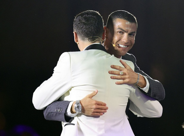 Ronaldo chơi đẹp, nhường giải Cầu thủ hay nhất năm cho Lewandowski? - Ảnh 1.