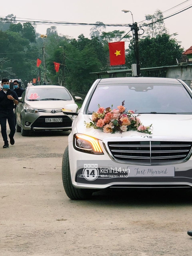 Cận cảnh siêu xe rước dâu 3 tỷ đồng của Công Phượng: Làm tiệc cưới thứ 3 rồi mà vẫn hoành tráng thế này đây! - Ảnh 6. Cận cảnh siêu xe rước dâu 3 tỷ đồng của Công Phượng: Làm tiệc cưới thứ 3 rồi mà vẫn hoành tráng thế này đây! - Ảnh 6.