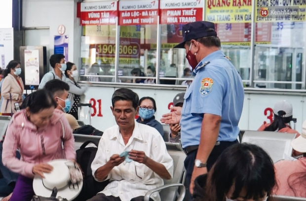 Nhiều sinh viên ở Sài Gòn tranh thủ về quê vì được nghỉ học, bến xe miền Đông tái kích hoạt phòng chống dịch Covid-19 - Ảnh 5. Nhiều sinh viên ở Sài Gòn tranh thủ về quê vì được nghỉ học, bến xe miền Đông tái kích hoạt phòng chống dịch Covid-19 - Ảnh 5.