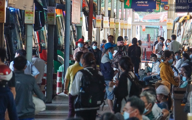 Nhiều sinh viên ở Sài Gòn tranh thủ về quê vì được nghỉ học, bến xe miền Đông tái kích hoạt phòng chống dịch Covid-19 - Ảnh 13. Nhiều sinh viên ở Sài Gòn tranh thủ về quê vì được nghỉ học, bến xe miền Đông tái kích hoạt phòng chống dịch Covid-19 - Ảnh 13.