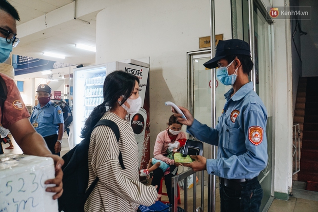 Nhiều sinh viên ở Sài Gòn tranh thủ về quê vì được nghỉ học, bến xe miền Đông tái kích hoạt phòng chống dịch Covid-19 - Ảnh 11. Nhiều sinh viên ở Sài Gòn tranh thủ về quê vì được nghỉ học, bến xe miền Đông tái kích hoạt phòng chống dịch Covid-19 - Ảnh 11.