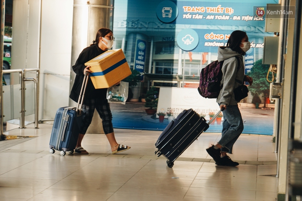 Nhiều sinh viên ở Sài Gòn tranh thủ về quê vì được nghỉ học, bến xe miền Đông tái kích hoạt phòng chống dịch Covid-19 - Ảnh 8. Nhiều sinh viên ở Sài Gòn tranh thủ về quê vì được nghỉ học, bến xe miền Đông tái kích hoạt phòng chống dịch Covid-19 - Ảnh 8.