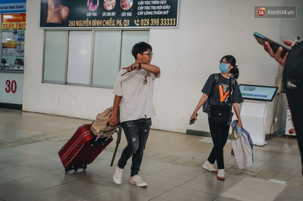Nhiều sinh viên ở Sài Gòn tranh thủ về quê vì được nghỉ học, bến xe miền Đông tái kích hoạt phòng chống dịch Covid-19 - Ảnh 9. Nhiều sinh viên ở Sài Gòn tranh thủ về quê vì được nghỉ học, bến xe miền Đông tái kích hoạt phòng chống dịch Covid-19 - Ảnh 9.