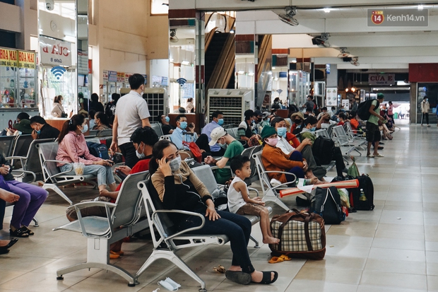 Nhiều sinh viên ở Sài Gòn tranh thủ về quê vì được nghỉ học, bến xe miền Đông tái kích hoạt phòng chống dịch Covid-19 - Ảnh 3. Nhiều sinh viên ở Sài Gòn tranh thủ về quê vì được nghỉ học, bến xe miền Đông tái kích hoạt phòng chống dịch Covid-19 - Ảnh 3.