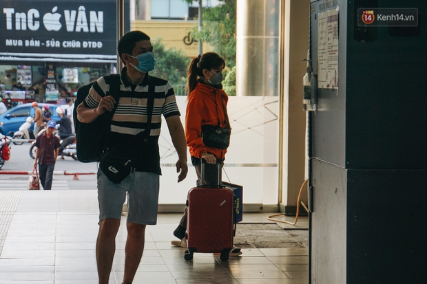 Nhiều sinh viên ở Sài Gòn tranh thủ về quê vì được nghỉ học, bến xe miền Đông tái kích hoạt phòng chống dịch Covid-19 - Ảnh 7. Nhiều sinh viên ở Sài Gòn tranh thủ về quê vì được nghỉ học, bến xe miền Đông tái kích hoạt phòng chống dịch Covid-19 - Ảnh 7.
