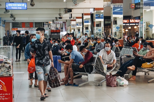 Nhiều sinh viên ở Sài Gòn tranh thủ về quê vì được nghỉ học, bến xe miền Đông tái kích hoạt phòng chống dịch Covid-19 - Ảnh 2. Nhiều sinh viên ở Sài Gòn tranh thủ về quê vì được nghỉ học, bến xe miền Đông tái kích hoạt phòng chống dịch Covid-19 - Ảnh 2.