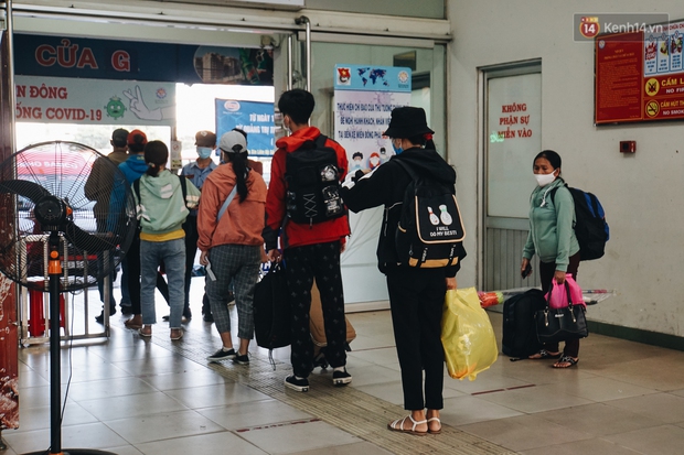 Nhiều sinh viên ở Sài Gòn tranh thủ về quê vì được nghỉ học, bến xe miền Đông tái kích hoạt phòng chống dịch Covid-19 - Ảnh 10. Nhiều sinh viên ở Sài Gòn tranh thủ về quê vì được nghỉ học, bến xe miền Đông tái kích hoạt phòng chống dịch Covid-19 - Ảnh 10.