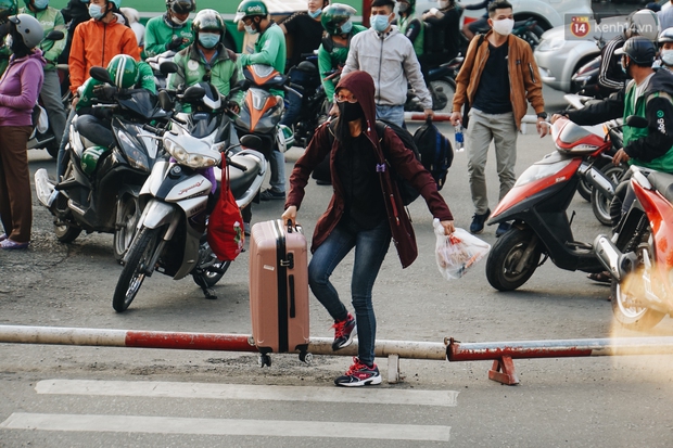 Nhiều sinh viên ở Sài Gòn tranh thủ về quê vì được nghỉ học, bến xe miền Đông tái kích hoạt phòng chống dịch Covid-19 - Ảnh 1. Nhiều sinh viên ở Sài Gòn tranh thủ về quê vì được nghỉ học, bến xe miền Đông tái kích hoạt phòng chống dịch Covid-19 - Ảnh 1.