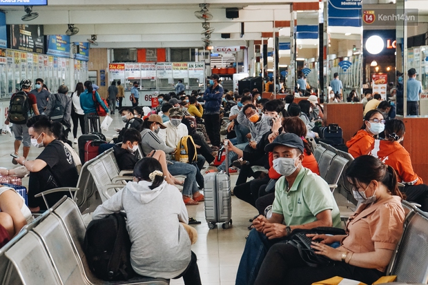 Nhiều sinh viên ở Sài Gòn tranh thủ về quê vì được nghỉ học, bến xe miền Đông tái kích hoạt phòng chống dịch Covid-19 - Ảnh 4. Nhiều sinh viên ở Sài Gòn tranh thủ về quê vì được nghỉ học, bến xe miền Đông tái kích hoạt phòng chống dịch Covid-19 - Ảnh 4.
