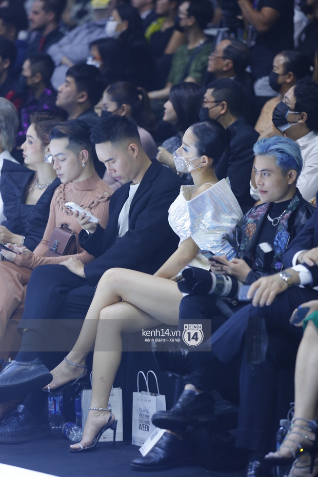 Đi fashion show mùa dịch phải chất đét như Khánh Linh: Ai bảo đeo khẩu trang là không thể mặc đẹp? - Ảnh 4.