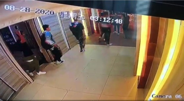 Cậu bé 13 tuổi bị 6 thanh niên say rượu cùng nhóm đánh đập dã man suốt 2 tiếng, cái chết hé lộ góc khuất phía sau đứa bé ngoan - Ảnh 3. Cậu bé 13 tuổi bị 6 thanh niên say rượu cùng nhóm đánh đập dã man suốt 2 tiếng, cái chết hé lộ góc khuất phía sau đứa bé ngoan - Ảnh 3.