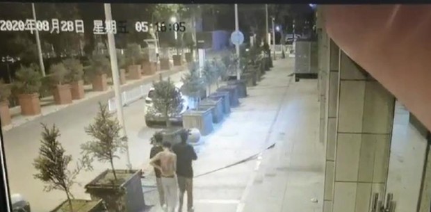 Cậu bé 13 tuổi bị 6 thanh niên say rượu cùng nhóm đánh đập dã man suốt 2 tiếng, cái chết hé lộ góc khuất phía sau đứa bé ngoan - Ảnh 2. Cậu bé 13 tuổi bị 6 thanh niên say rượu cùng nhóm đánh đập dã man suốt 2 tiếng, cái chết hé lộ góc khuất phía sau đứa bé ngoan - Ảnh 2.