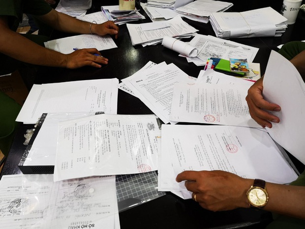 Vụ đại gia sở hữu biệt thự dát vàng bị bắt: Khi thấy công an đến, con trai Thiện Soi đốt giấy tờ - Ảnh 2.