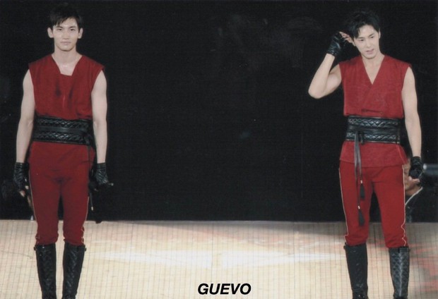Style kì lạ của 2 vị thần phương Đông TVXQ: Ở Hàn luôn bảnh choẹ, sang Nhật thành siêu sến nhưng lại được khen thế mới chuyên nghiệp - Ảnh 4. Style kì lạ của 2 vị thần phương Đông TVXQ: Ở Hàn luôn bảnh choẹ, sang Nhật thành siêu sến nhưng lại được khen thế mới chuyên nghiệp - Ảnh 4.
