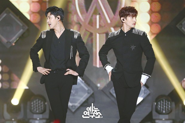 Style kì lạ của 2 vị thần phương Đông TVXQ: Ở Hàn luôn bảnh choẹ, sang Nhật thành siêu sến nhưng lại được khen thế mới chuyên nghiệp - Ảnh 1. Style kì lạ của 2 vị thần phương Đông TVXQ: Ở Hàn luôn bảnh choẹ, sang Nhật thành siêu sến nhưng lại được khen thế mới chuyên nghiệp - Ảnh 1.