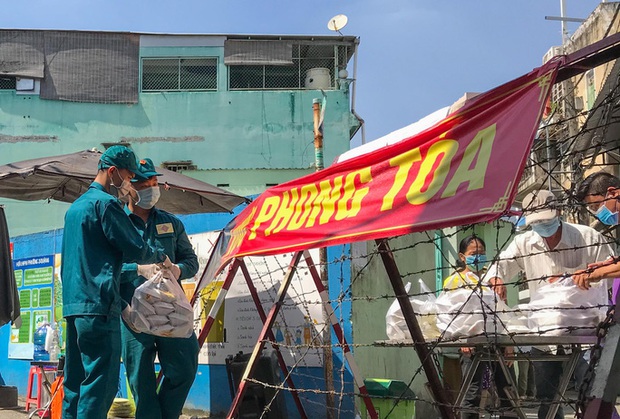  Chủ tịch UBND TP HCM đề nghị khởi tố BN 1342 - tiếp viên VNA mắc Covid-19  - Ảnh 1.