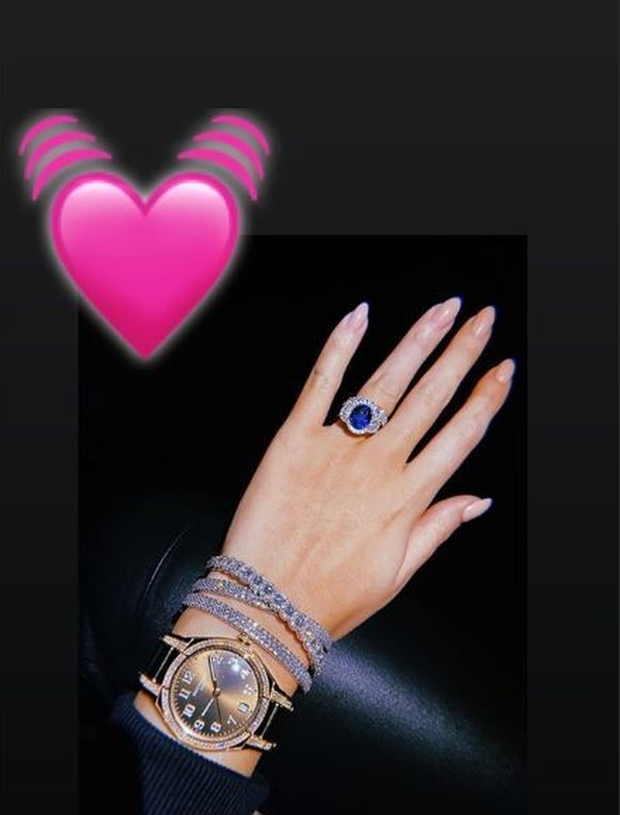 Khoe sương sương bộ trang sức mới lên MXH, bạn gái Ronaldo nhận về cơn mưa thả tim, cách cô nàng định giá những món đồ này cũng gây chú ý - Ảnh 3. Khoe sương sương bộ trang sức mới lên MXH, bạn gái Ronaldo nhận về cơn mưa thả tim, cách cô nàng định giá những món đồ này cũng gây chú ý - Ảnh 3.