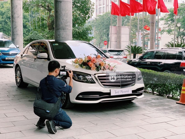 Cận cảnh siêu xe rước dâu 3 tỷ đồng của Công Phượng: Làm tiệc cưới thứ 3 rồi mà vẫn hoành tráng thế này đây! - Ảnh 4. Cận cảnh siêu xe rước dâu 3 tỷ đồng của Công Phượng: Làm tiệc cưới thứ 3 rồi mà vẫn hoành tráng thế này đây! - Ảnh 4.