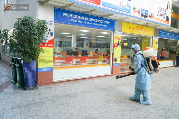 Chùm ảnh: Phun thuốc khử trùng tiêu độc mọi ngóc ngách ĐH Hutech sau khi nam tiếp viên mắc Covid-19 đến học tiếng Anh - Ảnh 3.