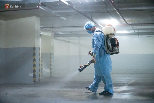 Chùm ảnh: Phun thuốc khử trùng tiêu độc mọi ngóc ngách ĐH Hutech sau khi nam tiếp viên mắc Covid-19 đến học tiếng Anh - Ảnh 12.