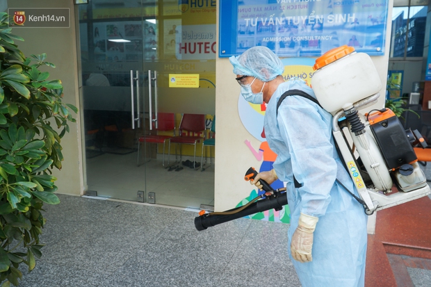 Chùm ảnh: Phun thuốc khử trùng tiêu độc mọi ngóc ngách ĐH Hutech sau khi nam tiếp viên mắc Covid-19 đến học tiếng Anh - Ảnh 4.