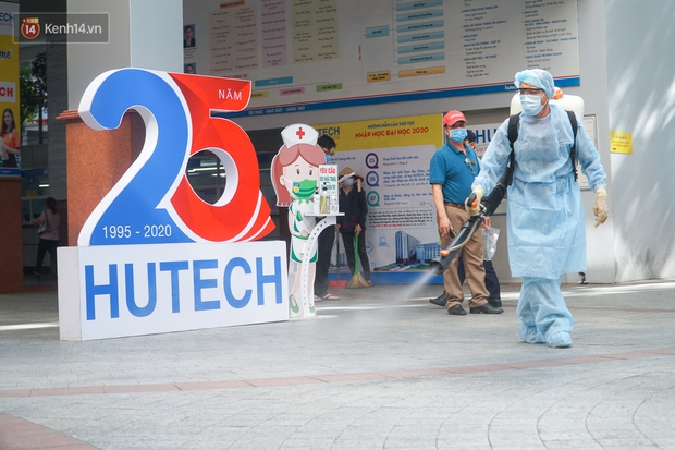 Chùm ảnh: Phun thuốc khử trùng tiêu độc mọi ngóc ngách ĐH Hutech sau khi nam tiếp viên mắc Covid-19 đến học tiếng Anh - Ảnh 1.