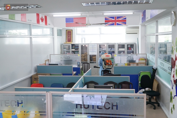 Chùm ảnh: Phun thuốc khử trùng tiêu độc mọi ngóc ngách ĐH Hutech sau khi nam tiếp viên mắc Covid-19 đến học tiếng Anh - Ảnh 9.