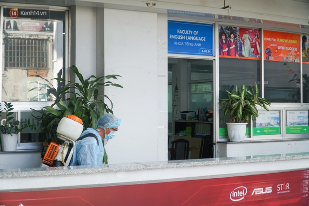 Chùm ảnh: Phun thuốc khử trùng tiêu độc mọi ngóc ngách ĐH Hutech sau khi nam tiếp viên mắc Covid-19 đến học tiếng Anh - Ảnh 10.