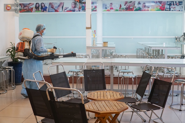 Chùm ảnh: Phun thuốc khử trùng tiêu độc mọi ngóc ngách ĐH Hutech sau khi nam tiếp viên mắc Covid-19 đến học tiếng Anh - Ảnh 7.