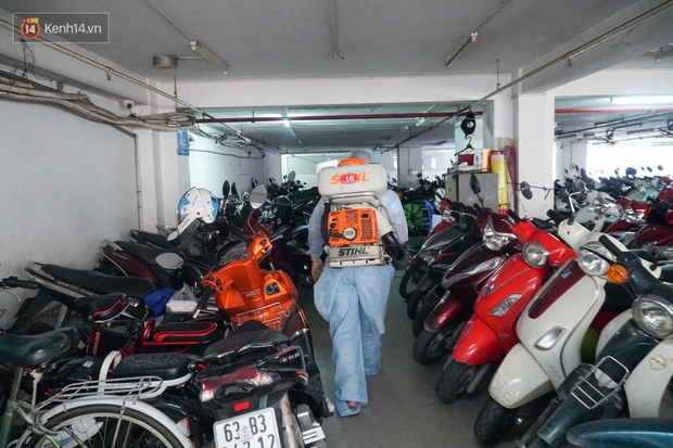 Chùm ảnh: Phun thuốc khử trùng tiêu độc mọi ngóc ngách ĐH Hutech sau khi nam tiếp viên mắc Covid-19 đến học tiếng Anh - Ảnh 11.