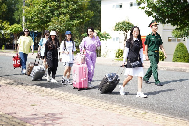 Khánh Vân chỉ follow duy nhất 2 người trong hội chị em Sao Nhập Ngũ 2020 trên Instagram - Ảnh 1. Khánh Vân chỉ follow duy nhất 2 người trong hội chị em Sao Nhập Ngũ 2020 trên Instagram - Ảnh 1.