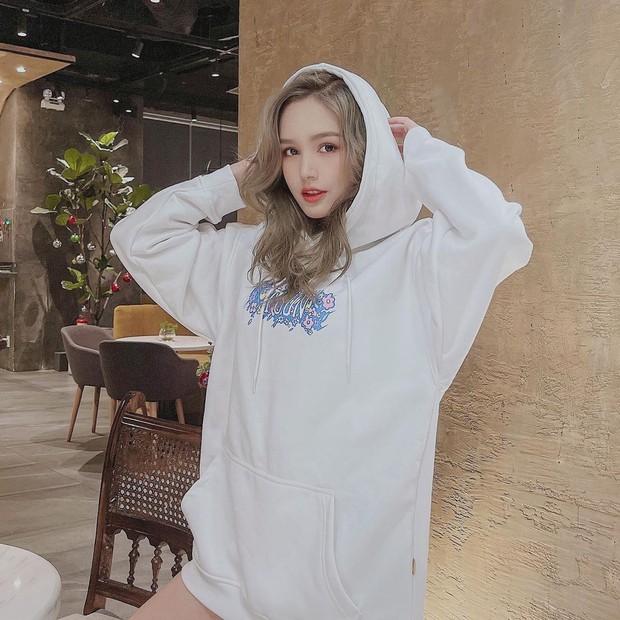 Instagram look của sao Việt: Ngọc Trinh diện áo cắt khoét nhìn mà ngượng thay, Xoài Non đơn giản mà xinh ngất - Ảnh 8.