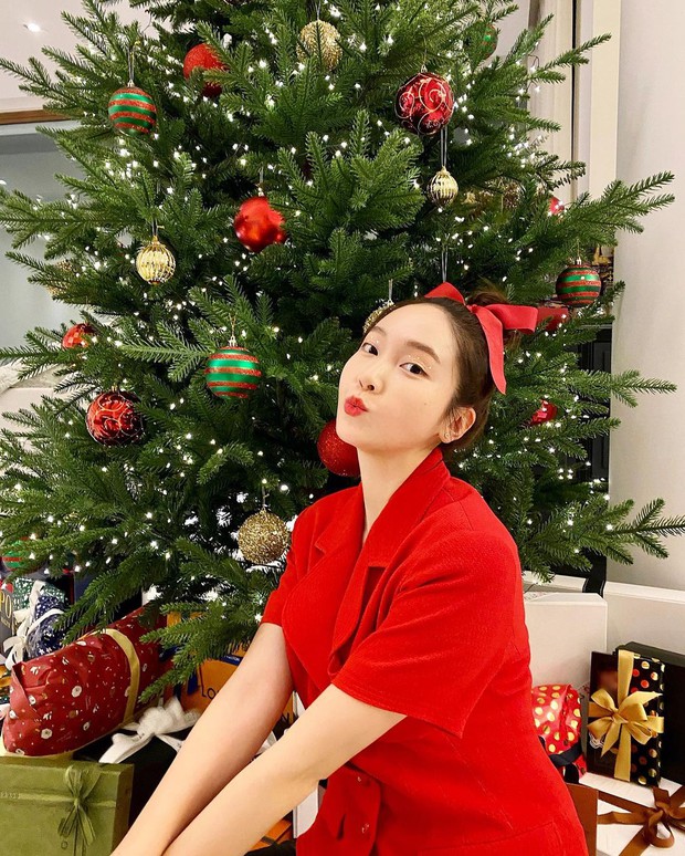 Dù Jennie và các sao Hàn lên đồ sang xịn nhưng chỉ có Lisa được Vogue gọi tên vào danh sách mặc đẹp nhất Noel - Ảnh 8.