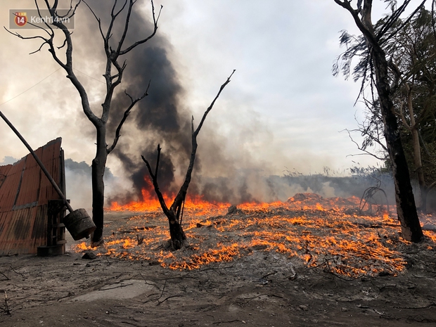 Hà Nội: Cháy lớn bãi rác rộng hơn 1.000m2 dưới chân cầu Thanh Trì, khói đen bao trùm cả bầu trời - Ảnh 4.