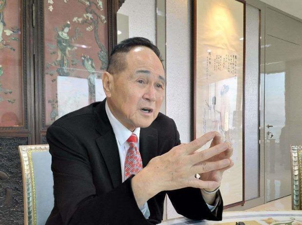 Con trai Vua tàu biển Hồng Kông lộ ảnh hẹn hò với tình mới khi đã 84 tuổi, ăn chơi khét tiếng nhưng không kết hôn vì sợ chia gia tài - Ảnh 1.