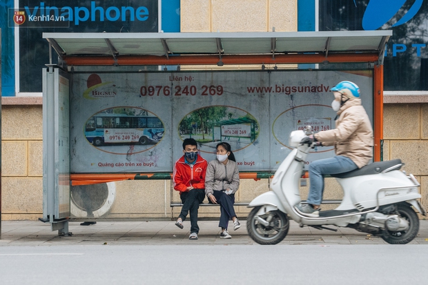 Không khí lạnh đặc biệt tràn về, nền nhiệt giảm gần 10 độ, người Hà Nội xuýt xoa: Hôm qua nắng rực rỡ, nay đã cảm nhận rõ cái lạnh rồi - Ảnh 9.