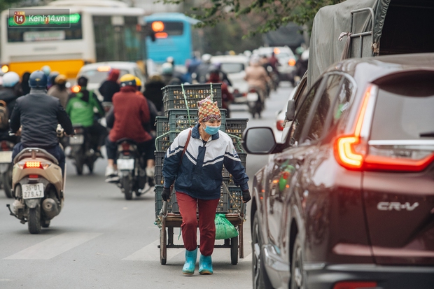 Không khí lạnh đặc biệt tràn về, nền nhiệt giảm gần 10 độ, người Hà Nội xuýt xoa: Hôm qua nắng rực rỡ, nay đã cảm nhận rõ cái lạnh rồi - Ảnh 13.