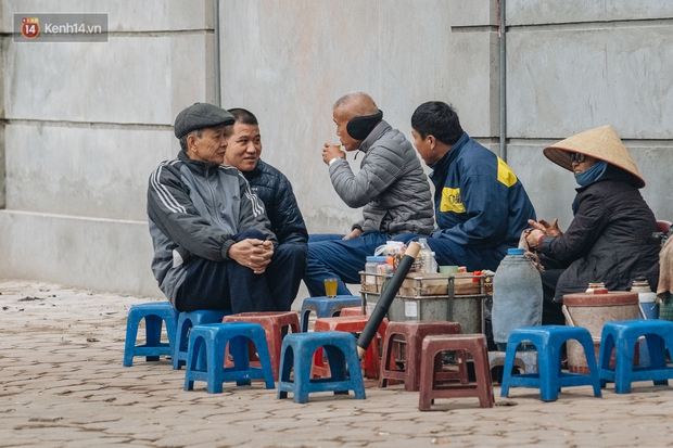 Không khí lạnh đặc biệt tràn về, nền nhiệt giảm gần 10 độ, người Hà Nội xuýt xoa: Hôm qua nắng rực rỡ, nay đã cảm nhận rõ cái lạnh rồi - Ảnh 3.