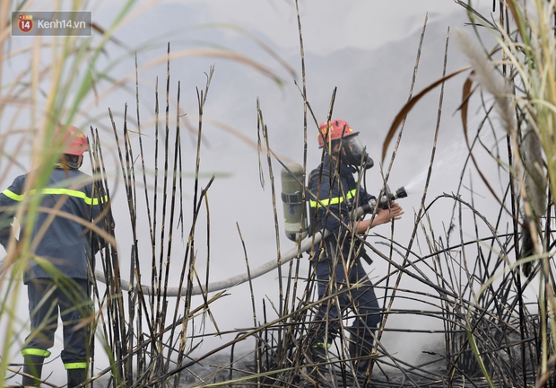 Hà Nội: Cháy lớn bãi rác rộng hơn 1.000m2 dưới chân cầu Thanh Trì, khói đen bao trùm cả bầu trời - Ảnh 7.