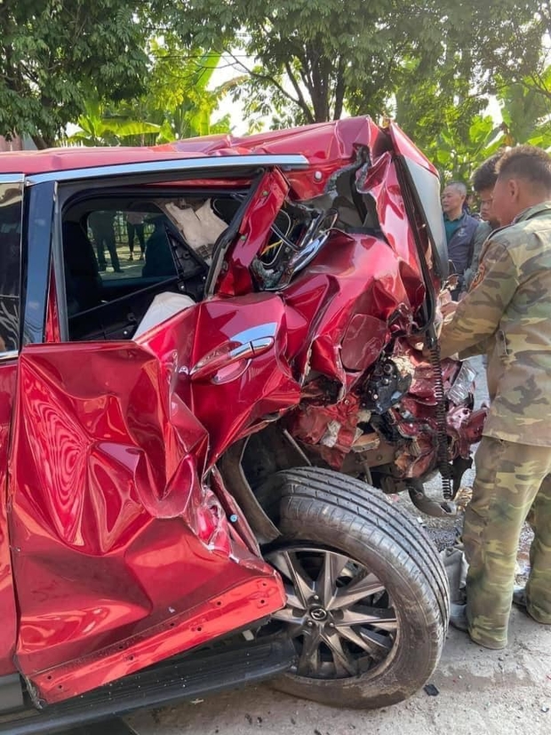 Tai nạn kinh hoàng ngày cuối năm: Xe bán tải tông hàng loạt phương tiện, 1 người chết, 3 người bị thương - Ảnh 2.