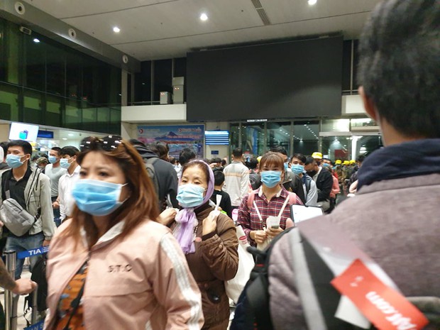 Sân bay Tân Sơn Nhất đông nghẹt trong ngày cuối năm, hành khách rồng rắn xếp hàng dài chờ check in - Ảnh 11.