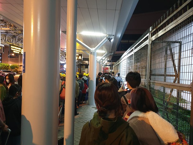 Sân bay Tân Sơn Nhất đông nghẹt trong ngày cuối năm, hành khách rồng rắn xếp hàng dài chờ check in - Ảnh 2.