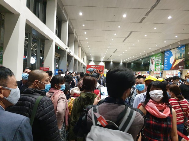 Sân bay Tân Sơn Nhất đông nghẹt trong ngày cuối năm, hành khách rồng rắn xếp hàng dài chờ check in - Ảnh 8.