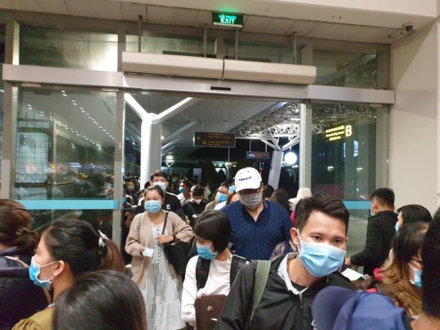 Sân bay Tân Sơn Nhất đông nghẹt trong ngày cuối năm, hành khách rồng rắn xếp hàng dài chờ check in - Ảnh 9.