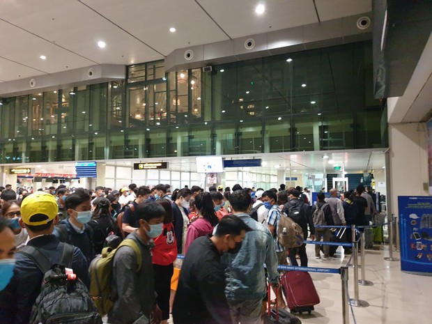 Sân bay Tân Sơn Nhất đông nghẹt trong ngày cuối năm, hành khách rồng rắn xếp hàng dài chờ check in - Ảnh 7.