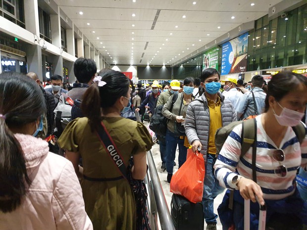 Ảnh: Sân bay Tân Sơn Nhất đông nghẹt trong ngày cuối năm, hành khách rồng rắn xếp hàng dài chờ check in - Ảnh 10.