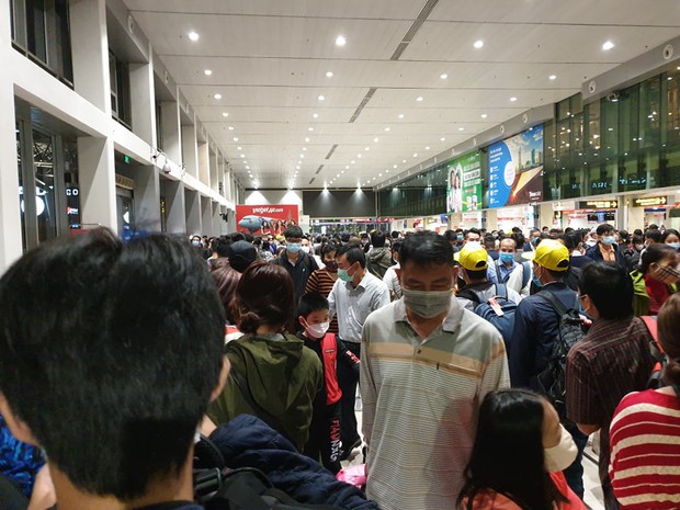 Sân bay Tân Sơn Nhất đông nghẹt trong ngày cuối năm, hành khách rồng rắn xếp hàng dài chờ check in - Ảnh 6.