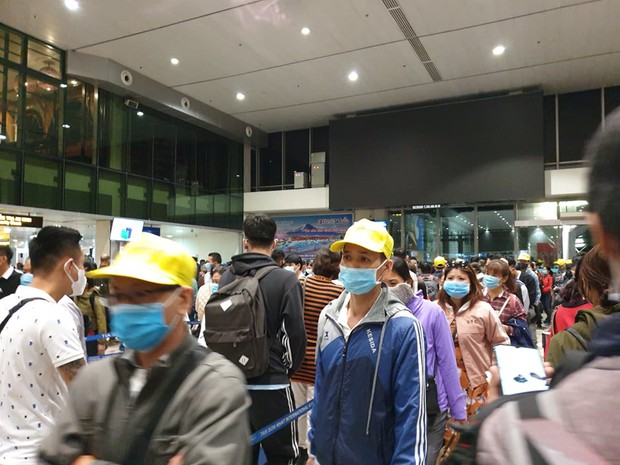 Sân bay Tân Sơn Nhất đông nghẹt trong ngày cuối năm, hành khách rồng rắn xếp hàng dài chờ check in - Ảnh 5.